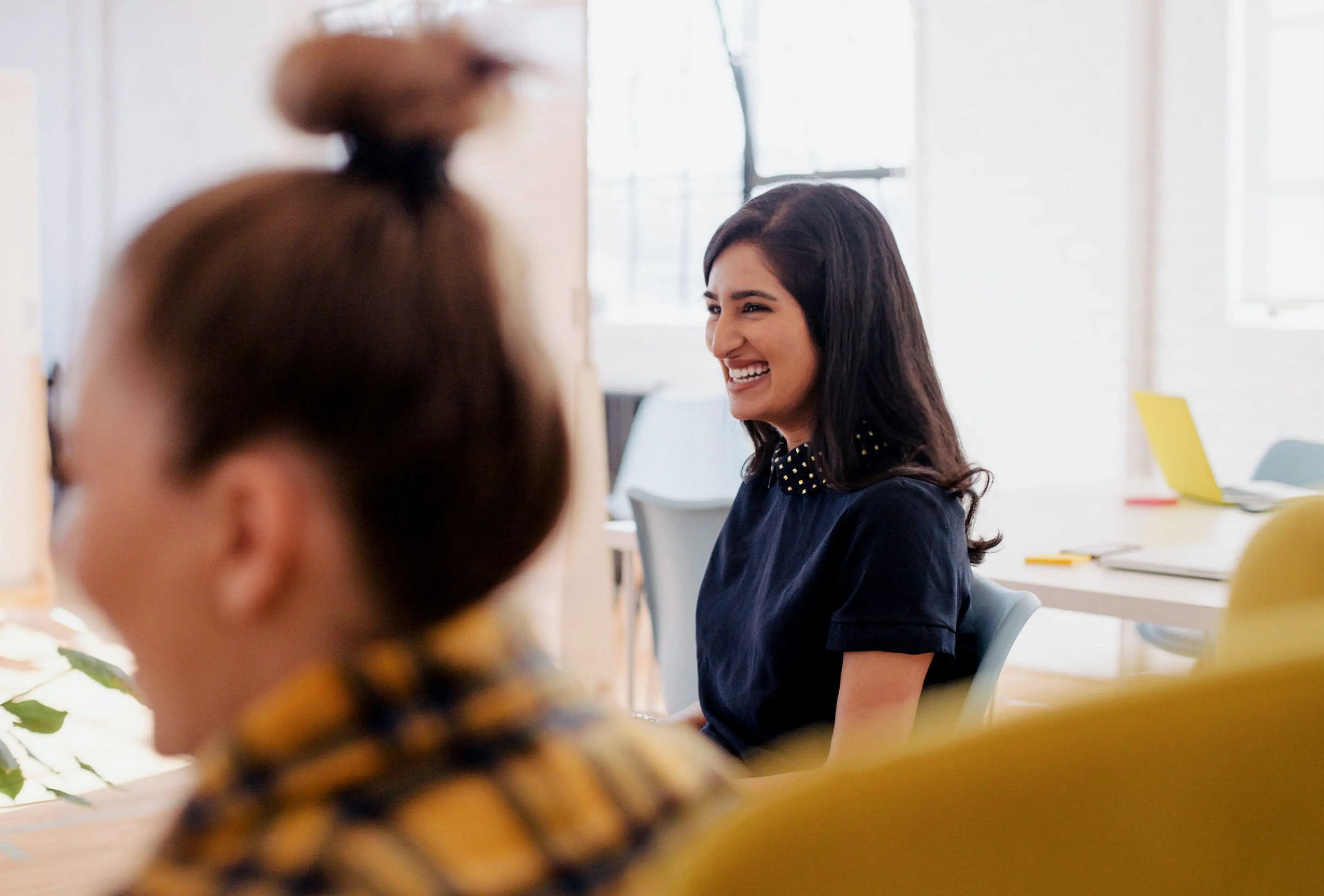 Femme souriant en arrière-plan dans une entreprise à Bordeaux