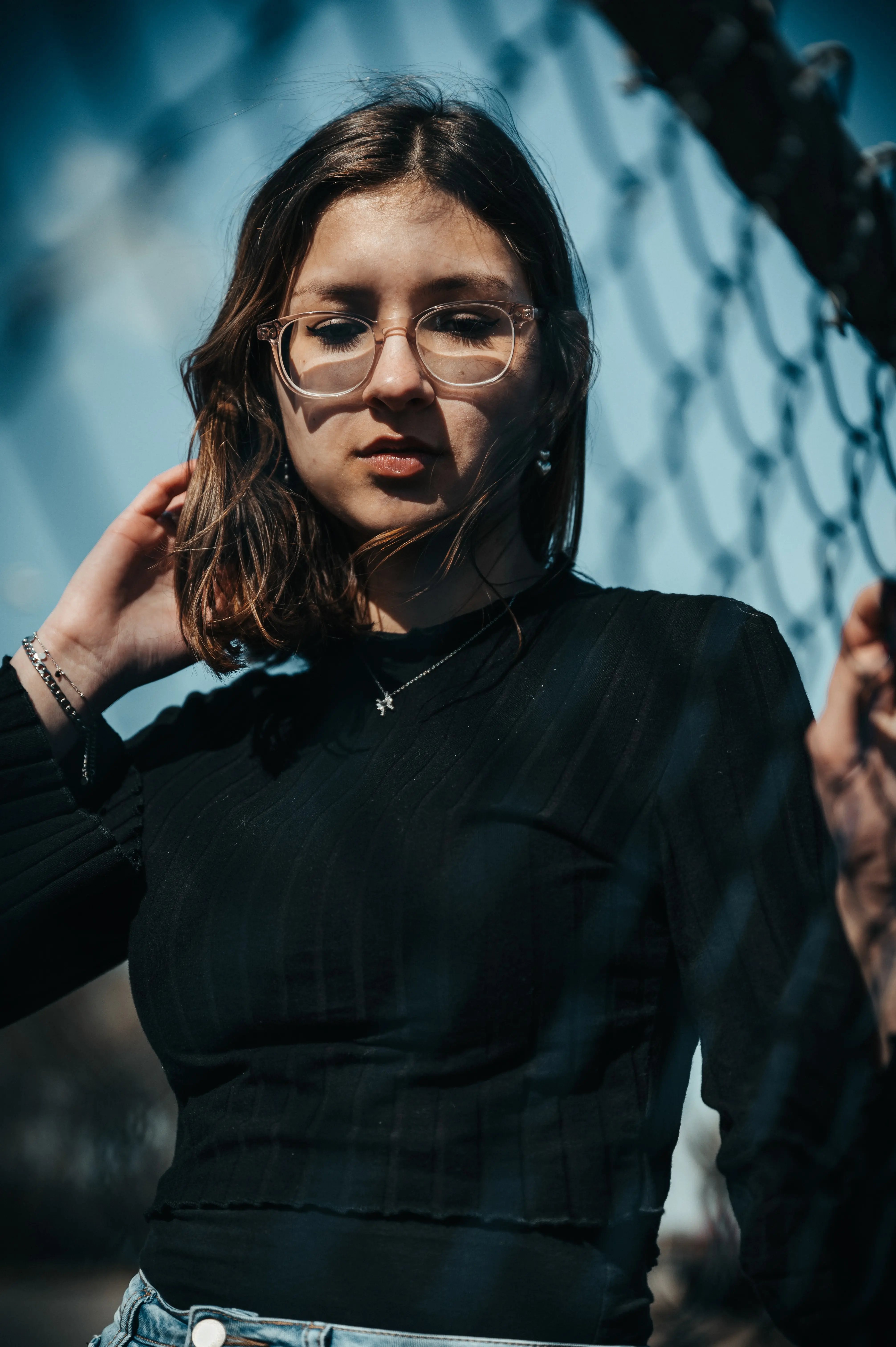 Portrait d'une femme portant des lunettes se touchant les cheveux à Bordeaux