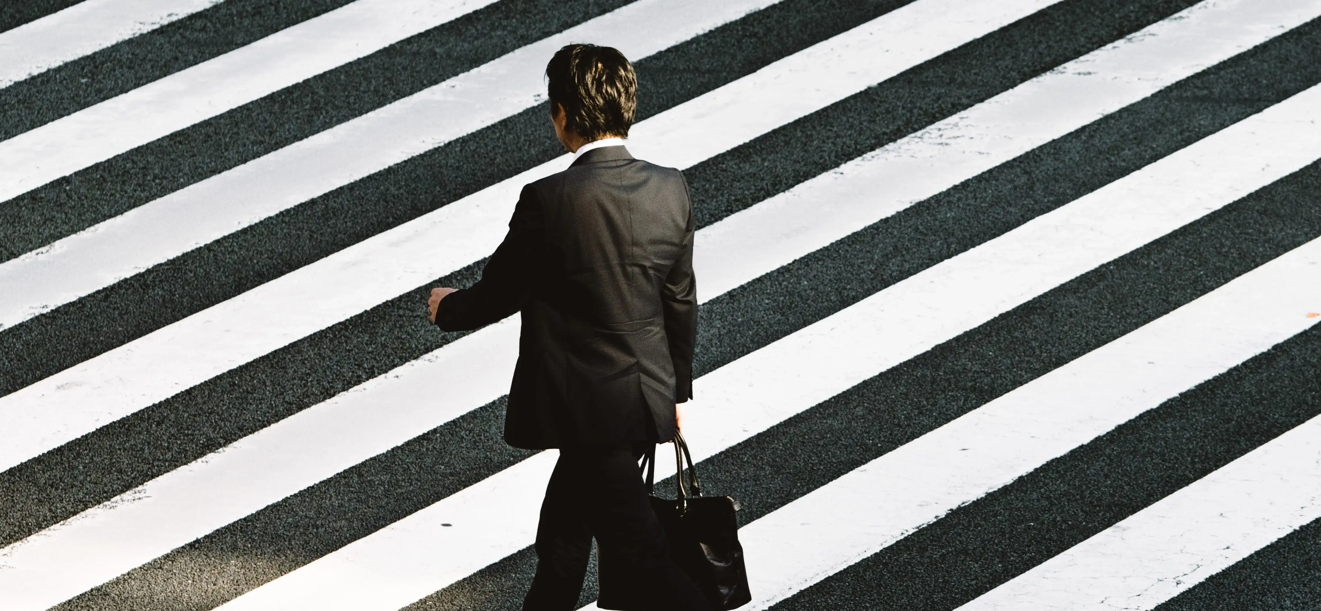 Homme traversant un passage piéton à Paris